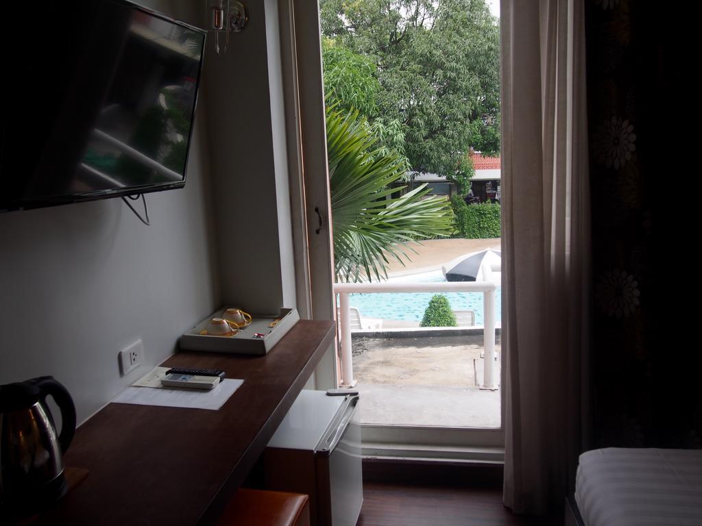 Retroasis Hotel Банкок Екстериор снимка